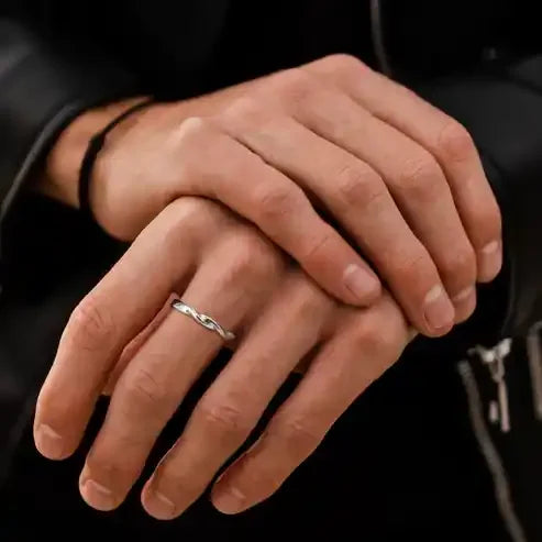 VARNOX — MobiusLine™ Twisted Ring